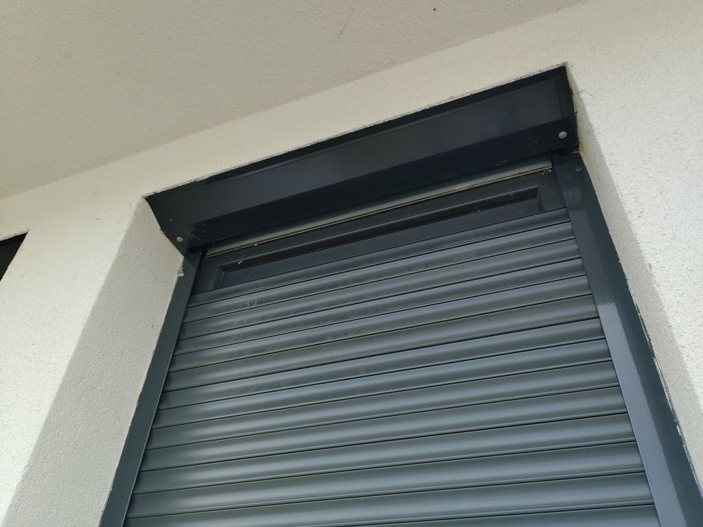 Csömör: leszakadt távirányítós redőny megszerelése